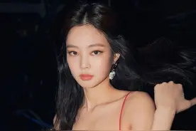 蕾丝吊带性感十足，藏不住的凹凸感！Jennie身材绝了图片