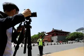 西安大唐不夜城使用三脚架需报备？官方回应：工作人员理解不够图片