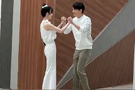 张檬穿挂脖裤录制《演员》，金恩圣为其暖心加油，两人一脸恩爱图片