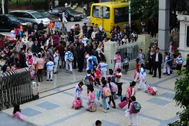 高中生上下学，学校门口大堵车！16岁了，还要家长接？图片