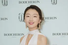 周冬雨疯了吧？深V礼服直开到腰，奈何“平板身材”无料可秀图片