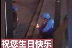 武汉外卖小哥路边流泪边吃蛋糕，哭疼了无数人：成年人的生活，远比你想的更难图片