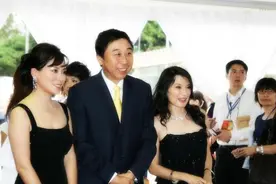 59岁冯巩结婚几十年，妻子依然漂亮，儿子也极有才图片