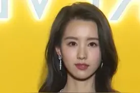 陈都灵“大佬作陪”，手臂出现青紫色淤青，究竟是啥情况图片