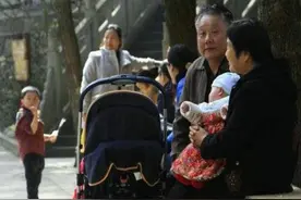 姥姥奶奶“接力式带娃”成潮流，谁苦谁累一目了然，你怎么看图片