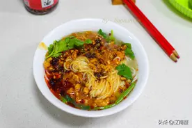 下班回家进厨房，炒一碗肉酱，吃两种面条，比叫外卖还快图片