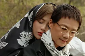 马思纯携全家拍大片，神情忧郁颜值回春，妈妈气质不输蒋雯丽图片