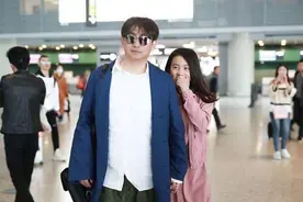 15岁的黄多多已经有轻熟感，穿粉色套装挺洋气，看得出身材不错图片