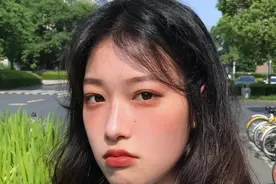 揭秘高中美女同桌的那些不经意动作，答案却是喜欢你的症状图片