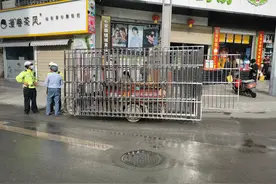 马路上“移动”的防盗窗图片