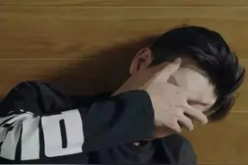 “花臂男”嚣张查寝？校方：是大一学生图片