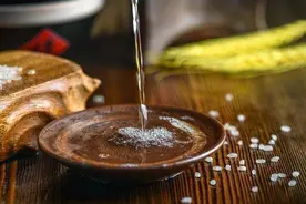 有人说农村自家酿的酒没有提炼甲醇，不能喝，你认为呢？图片