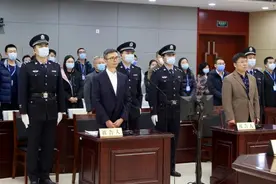 "最年轻院士"李宁改判10年，学生助力贪污，庭上师生反目互咬图片