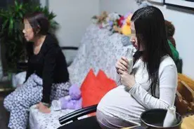 女子怀孕，半夜总偷吃零食，婆婆嫌垃圾给清洁工，清洁工吃后报警图片