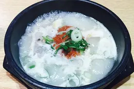 煲肉汤、煮豆浆、熬粥… 表面泡沫到底要不要去除？营养师提醒：这两种最好撇去！图片