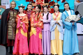 小李琳大女儿长大了，与继父经超情同亲父女，一家人住别墅够幸福图片