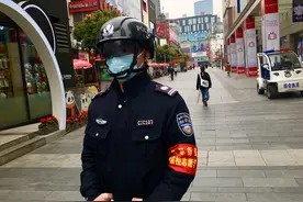 成都“黑科技”现身春熙路 热成像智能头盔助力疫情防控图片