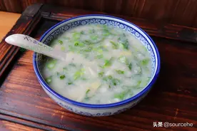 煮芋头汤时加菜心，浓稠香滑，菜心翠绿清甜、处暑之后要常吃图片
