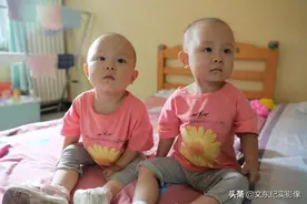 硬汉面对双胞胎女儿：我努力控制情绪，那一刻，还是不争气地哭了图片