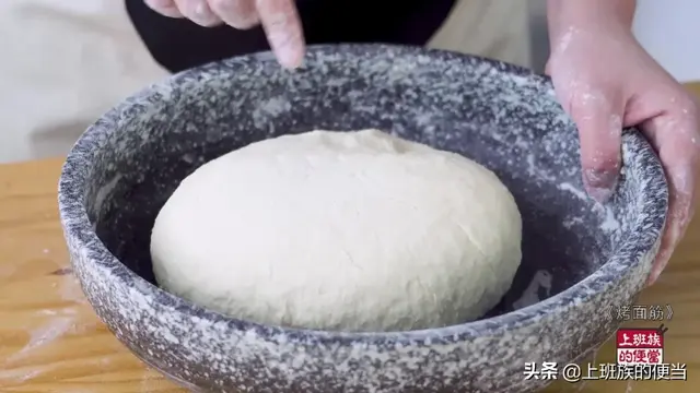 馋嘴街边的烤面筋，教你在家做，面筋劲道有嚼劲，2斤粉做一大把