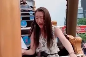 关晓彤坐海盗船吓到失声，注意她下意识叫的名字？看清嘴型：酸哭图片