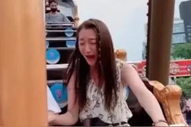 关晓彤坐海盗船吓到失声，注意她下意识叫的名字？看清嘴型：酸哭图片