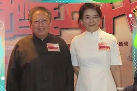 63岁胡慧中携夫出席活动，夫妻甜蜜恩爱，女神风采依旧美貌不改图片