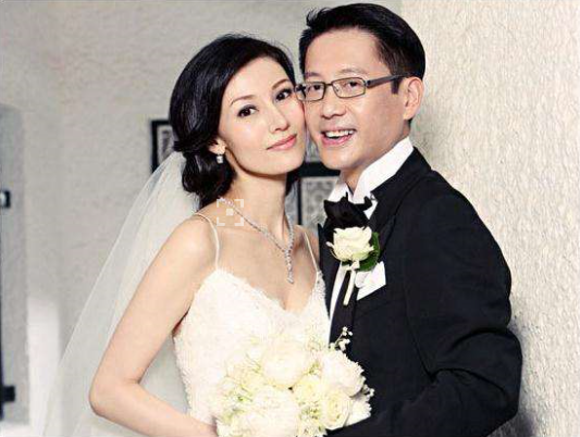 李嘉欣与富豪老公许晋亨婚后罕同框,携手现身马场