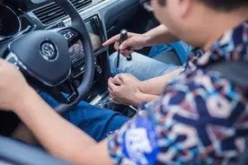 ​新手不愿贴，老手抢着贴，汽车实习贴有何“猫腻”？图片