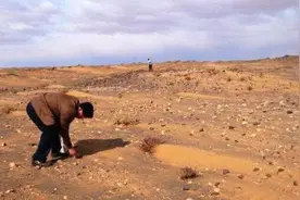 内蒙干涸湖底铺满“五彩石”，没人识货被随意捡走，3年亏20亿图片