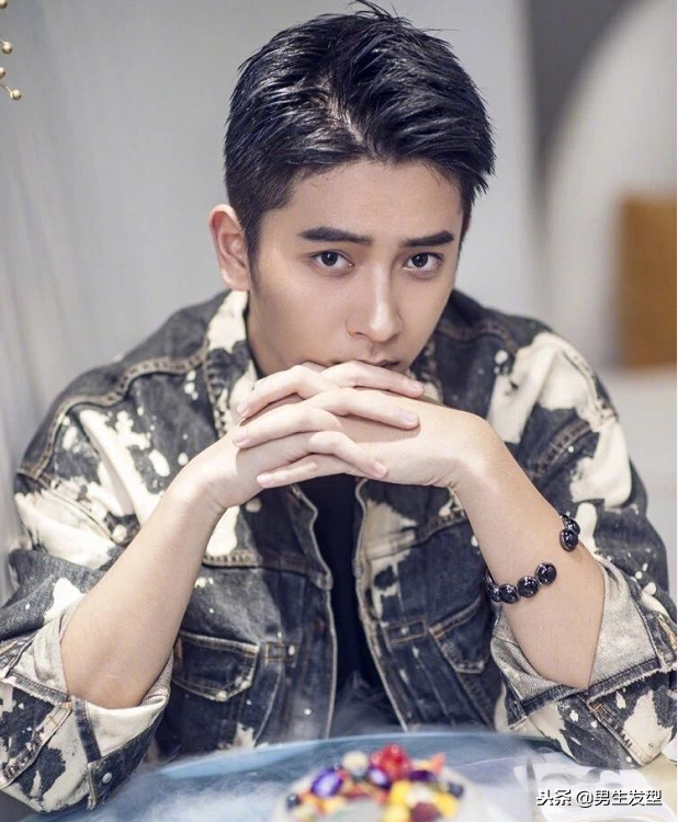 我们平时见到的偏分发型,头发都是偏长的,但是在2019年,你可以尝试一