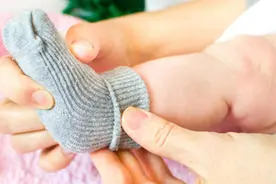 “穿袜派”和“光脚派”，宝宝喜欢光脚丫好不好？听听医生的解释图片