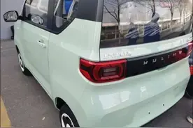 更动感的双拼色车身，换装三元锂电池，新宏光MINI EV曝光图片