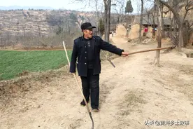 河南大叔节衣缩食救助落难少年，50年后家门前豪车上走下报恩人图片