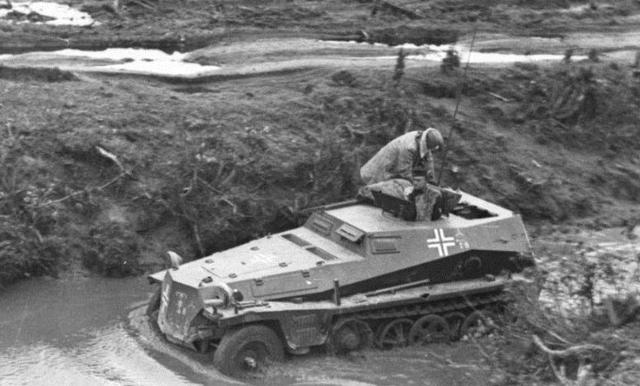 德国sdkfz250半履带轻型装甲车，除了运载步兵，啥活都干
