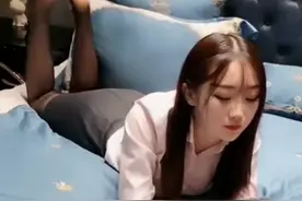 小说：妻子外地出差，丈夫却悄悄赶到妻子酒店房间，耳朵贴在门上图片