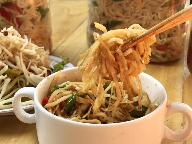 每年入冬，我家的腌芥菜总被“抢”，一次腌10斤，顿顿吃不烦