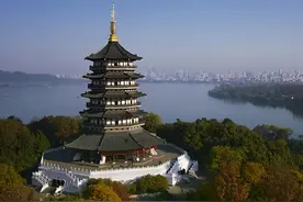 1924年9月25日，雷峰塔为何无故倒塌？原来都是蛇患害的图片