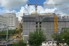 上海塔吊倒塌司机身亡，塔吊这么高如何建起？司机又是咋上去的？图片