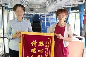 桂林一公交车司机阻挠老人下车，乘客还在旁帮忙！背后原因令人暖心图片