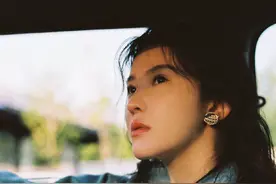 杨子姗复古写真，浅蓝色牛仔夹克搭同色系阔腿牛仔裤，甜飒感十足图片