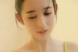 康宁有俄罗斯血统,眼神清澈澄净，笑容温暖甜美眉目如画气质清新图片