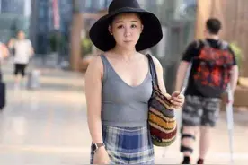 34岁李小萌又丰满了？与王雷走机场穿阔腿裤小白鞋，显矮似160cm图片