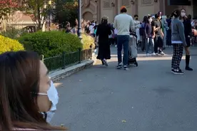 金泰熙夫妇携女玩游乐园，Rain推车超级贴心，身高差吸引关注图片