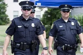 为何警察把枪放在腰间，特种兵放大腿外侧？很多人连位置都放错了图片