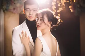 订婚时向男方要十万彩礼，去男友家吃了一顿饭，姑娘决定退还彩礼图片