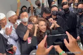 莫文蔚辱华后演唱会上座率凄惨，张学友帮唱都没用，本人再次道歉图片