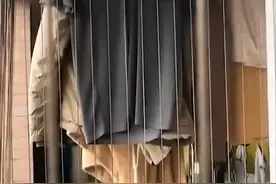 女子发现邻居衣服挂阳台两年未收，担心不已，物业查明了真相图片