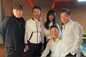 51岁满文军显老态！与张咪同框似两代人，曾亲手将妻子送进监狱图片
