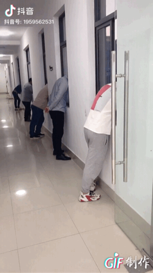 男孩能有多痴迷挖掘机？网友：你是在我家装了摄像头吗